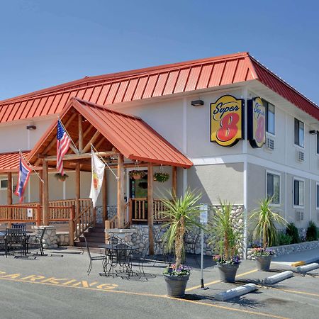 Super 8 By Wyndham Cody Hotel Bagian luar foto