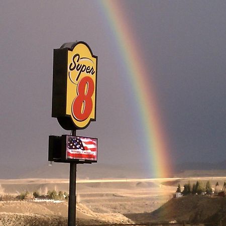 Super 8 By Wyndham Cody Hotel Bagian luar foto