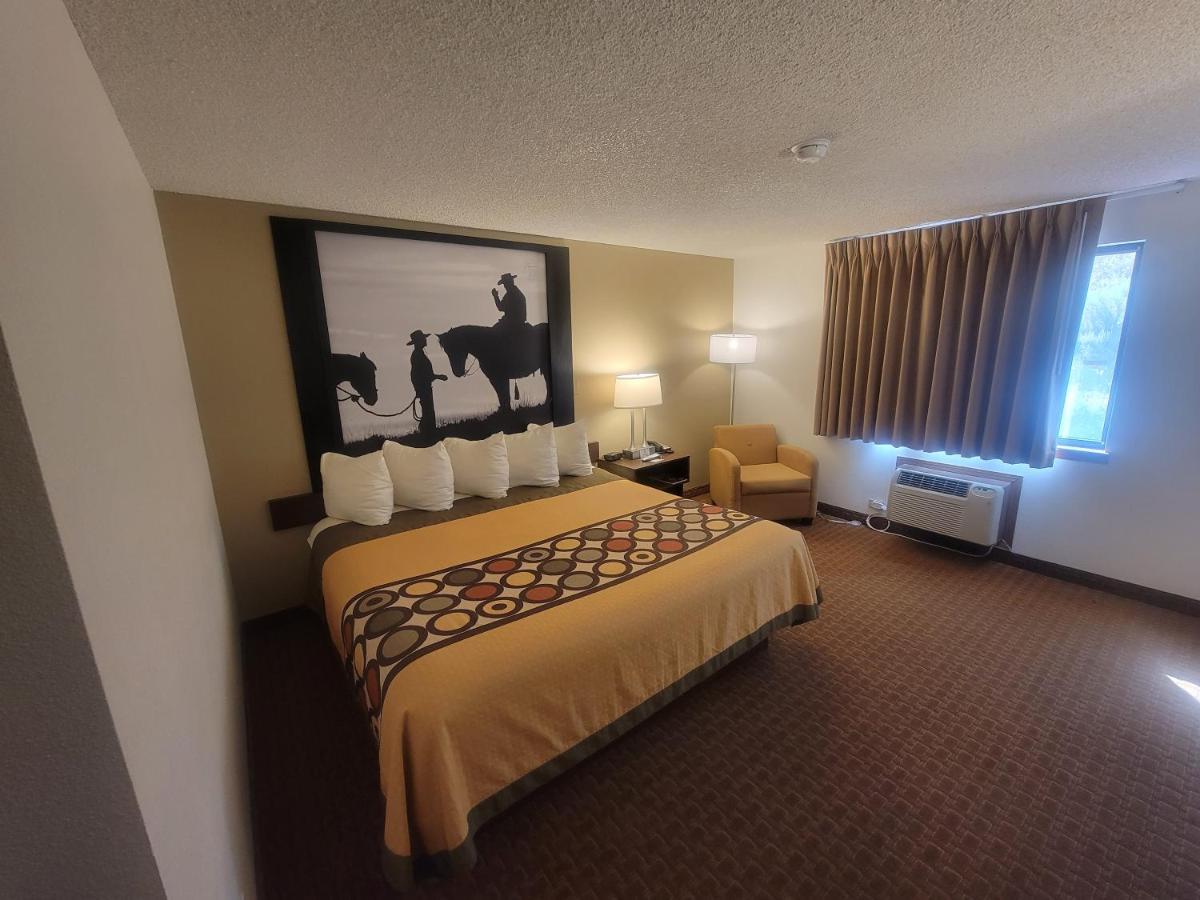 Super 8 By Wyndham Cody Hotel Bagian luar foto