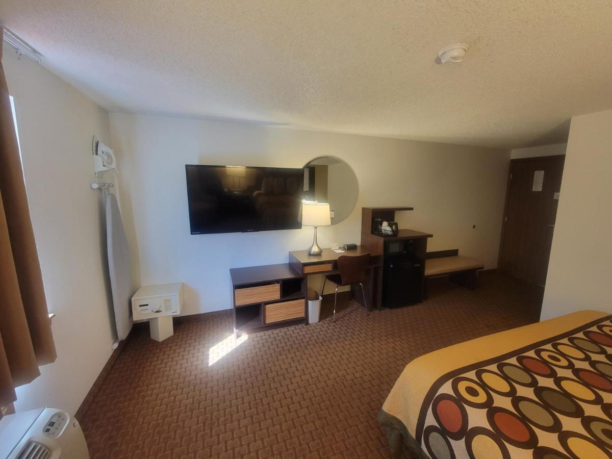 Super 8 By Wyndham Cody Hotel Bagian luar foto