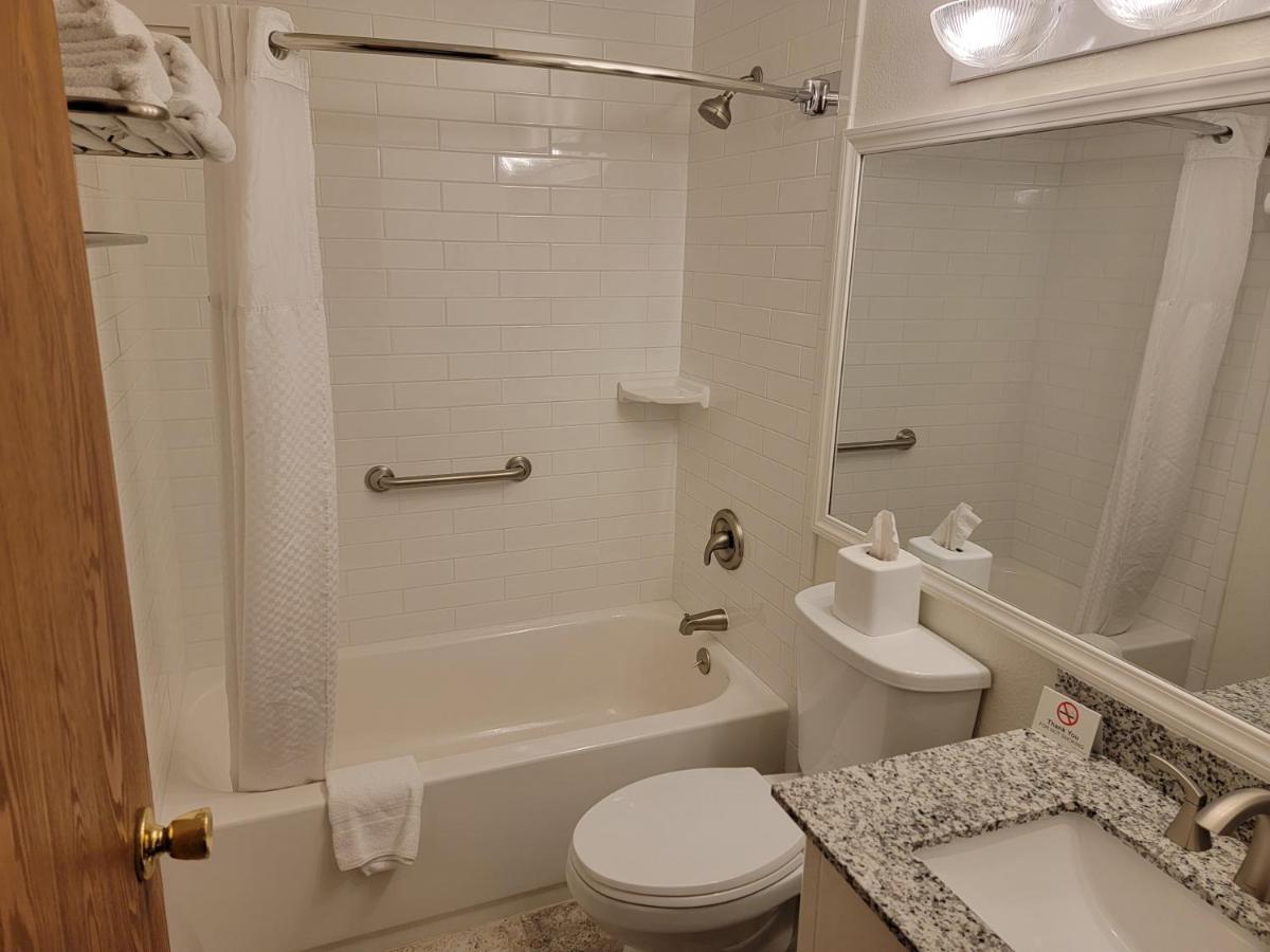 Super 8 By Wyndham Cody Hotel Bagian luar foto
