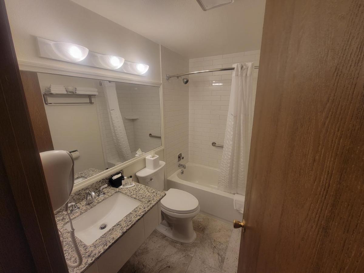 Super 8 By Wyndham Cody Hotel Bagian luar foto
