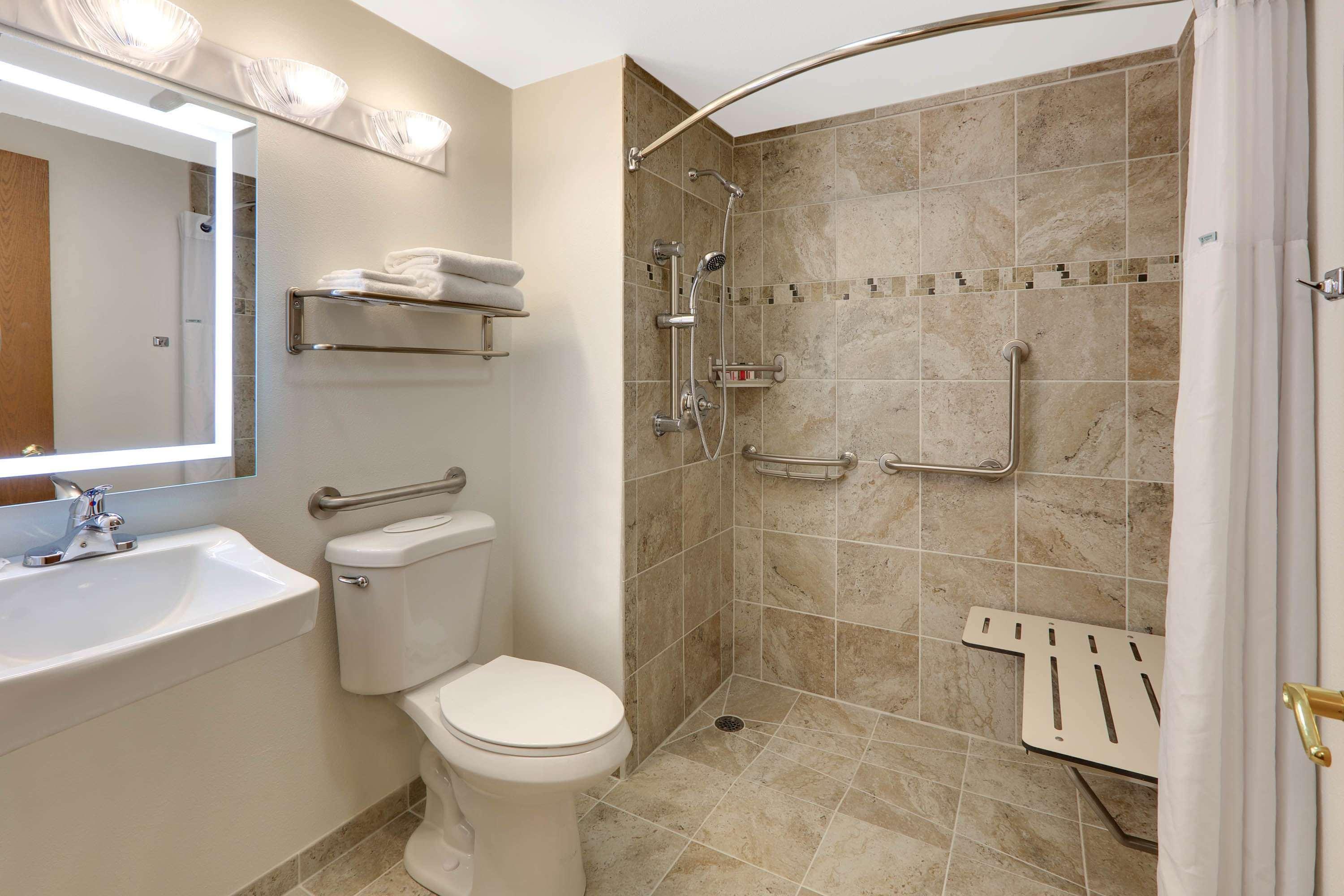 Super 8 By Wyndham Cody Hotel Bagian luar foto