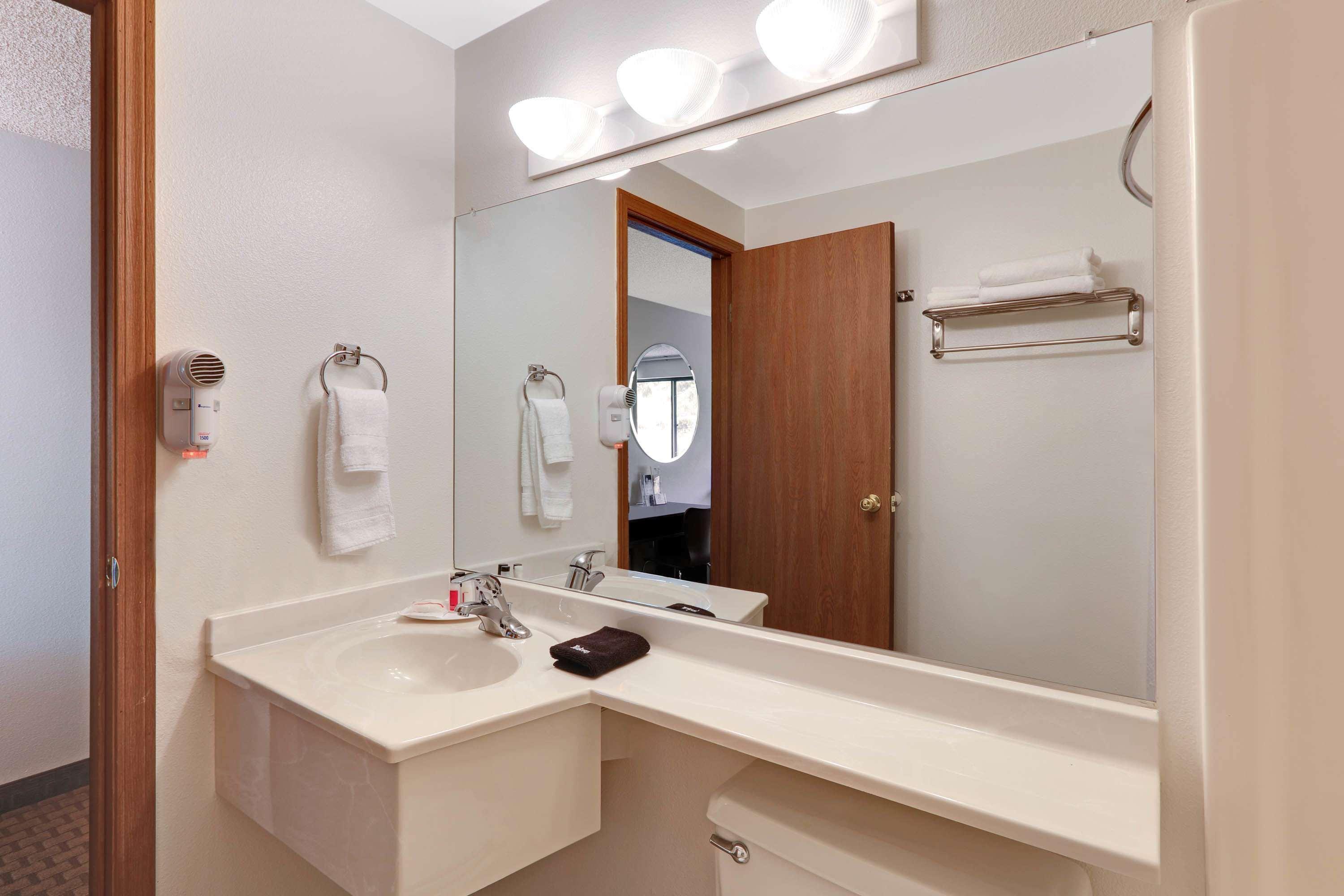 Super 8 By Wyndham Cody Hotel Bagian luar foto