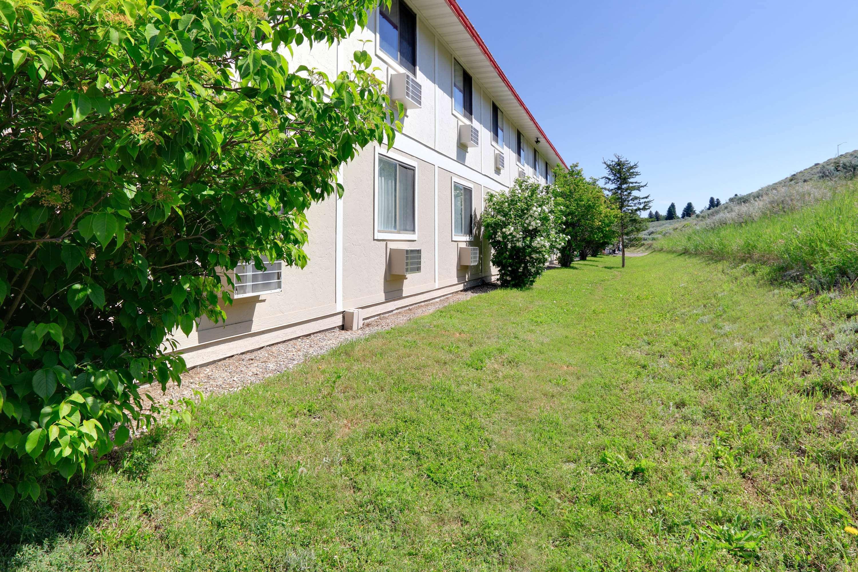Super 8 By Wyndham Cody Hotel Bagian luar foto