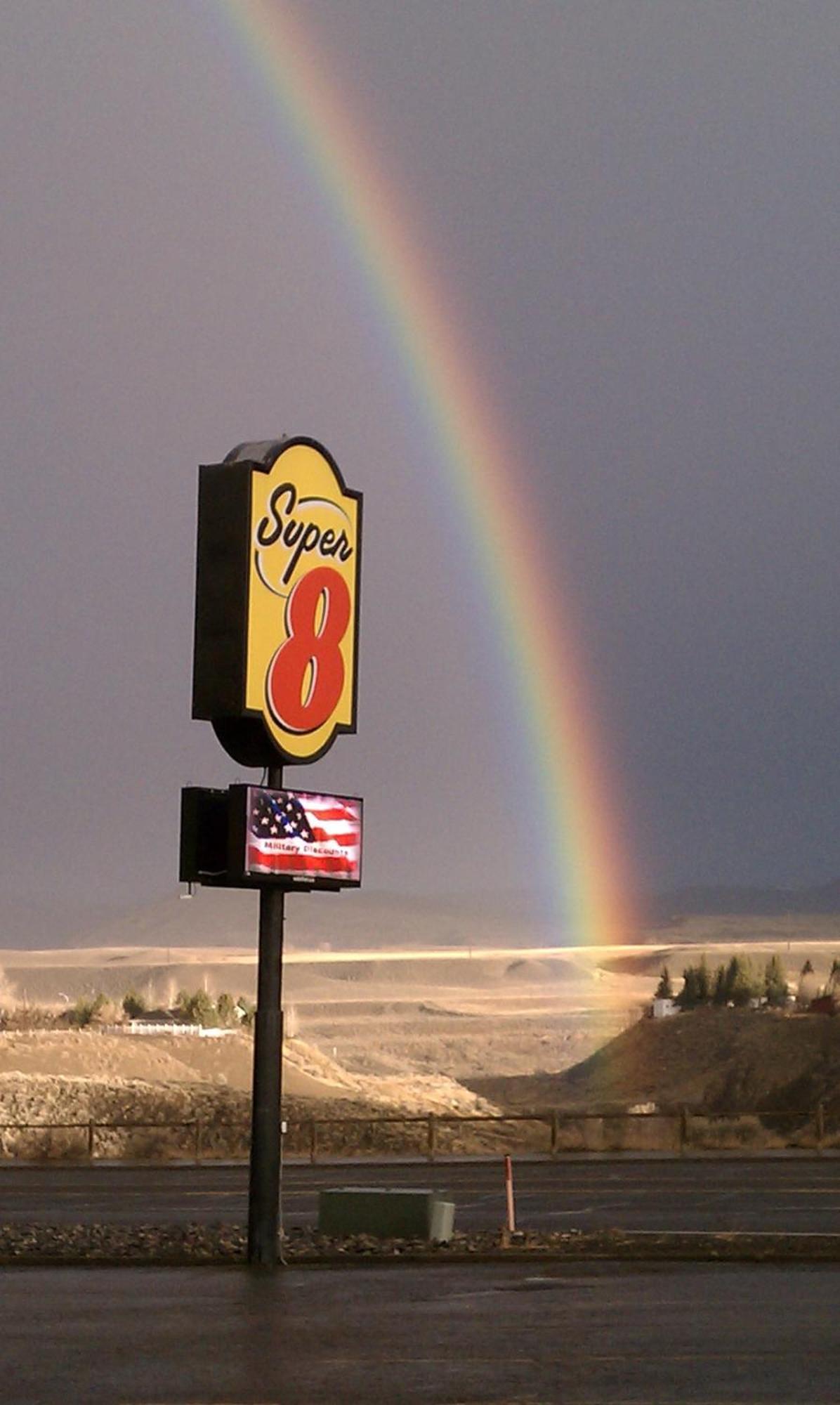 Super 8 By Wyndham Cody Hotel Bagian luar foto