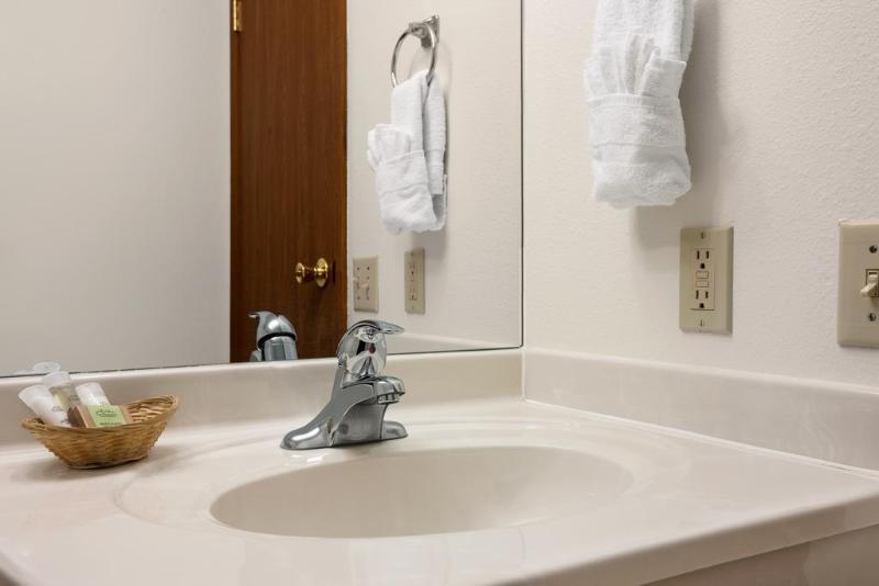 Super 8 By Wyndham Cody Hotel Bagian luar foto