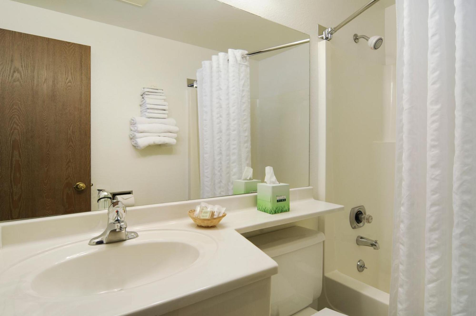 Super 8 By Wyndham Cody Hotel Bagian luar foto