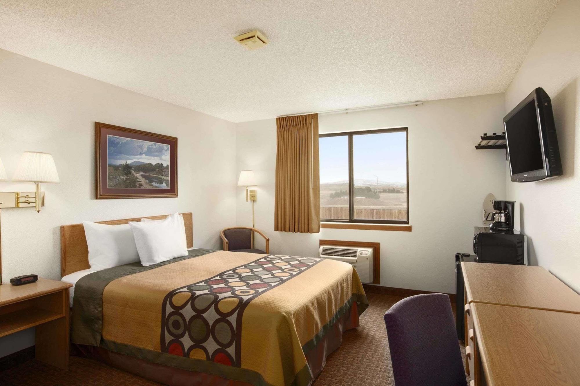 Super 8 By Wyndham Cody Hotel Bagian luar foto