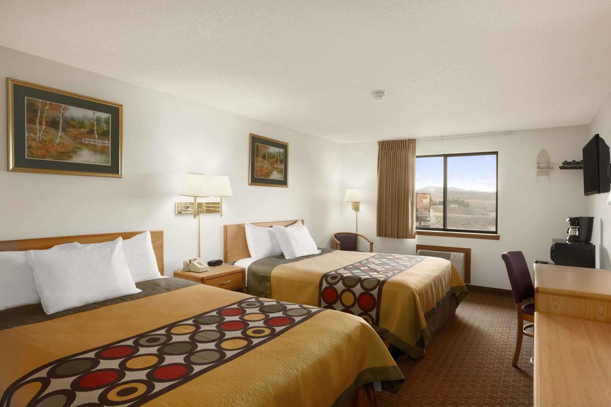 Super 8 By Wyndham Cody Hotel Bagian luar foto