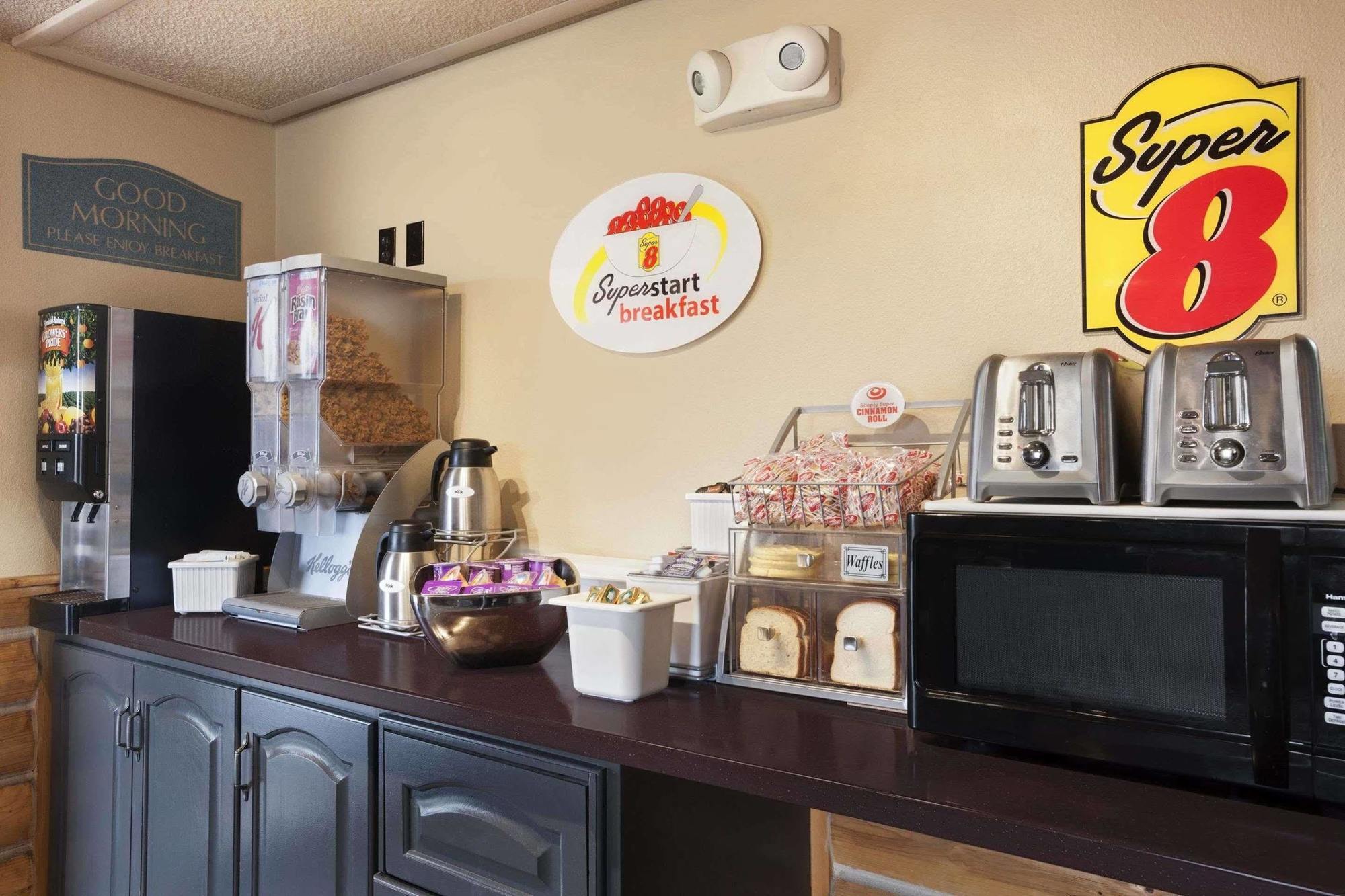 Super 8 By Wyndham Cody Hotel Bagian luar foto