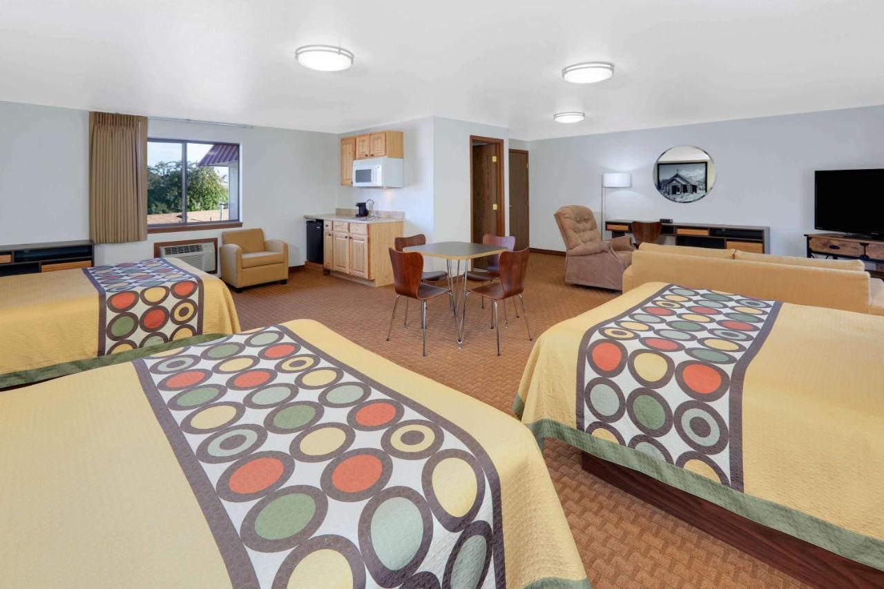 Super 8 By Wyndham Cody Hotel Bagian luar foto