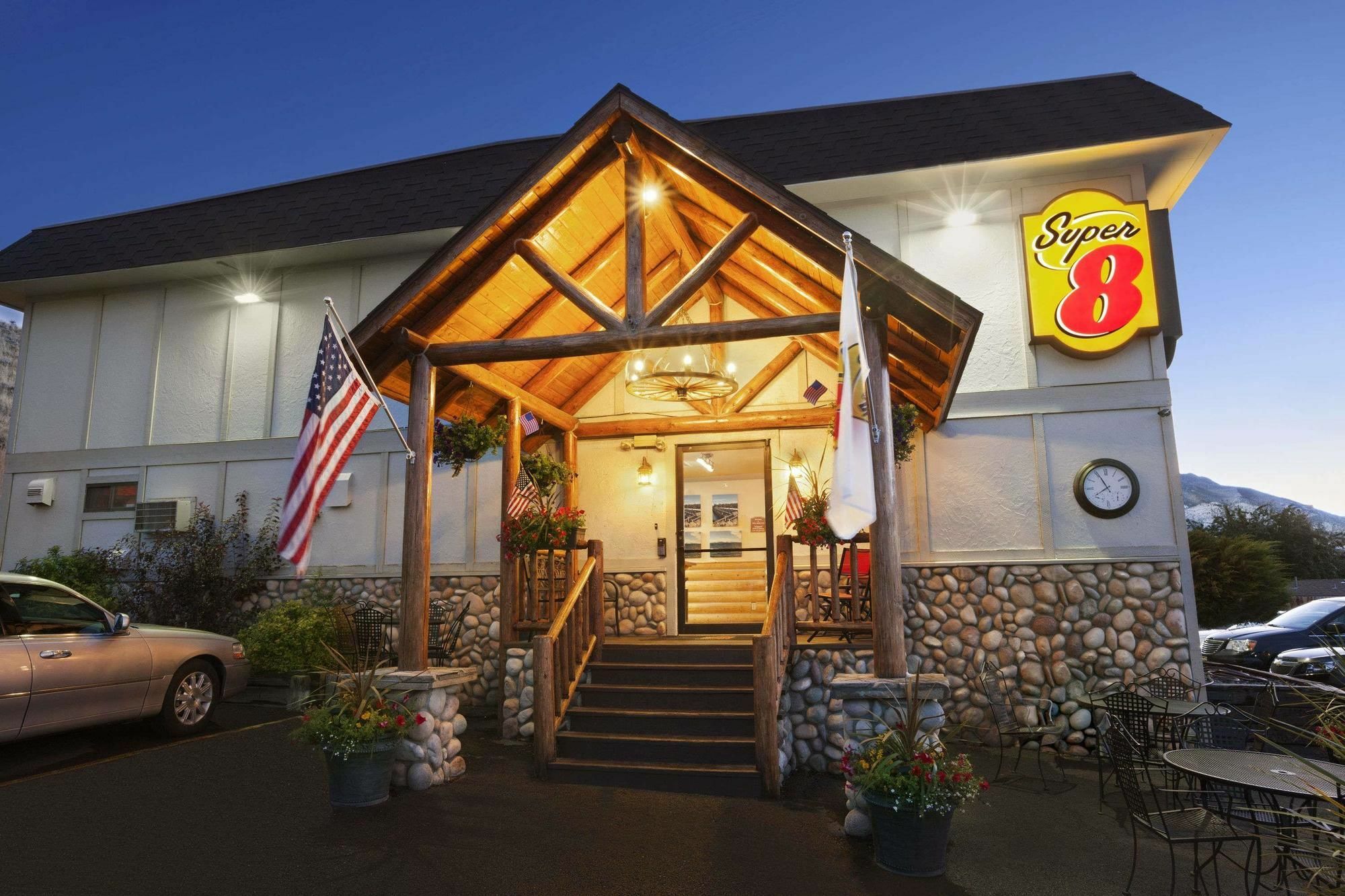 Super 8 By Wyndham Cody Hotel Bagian luar foto