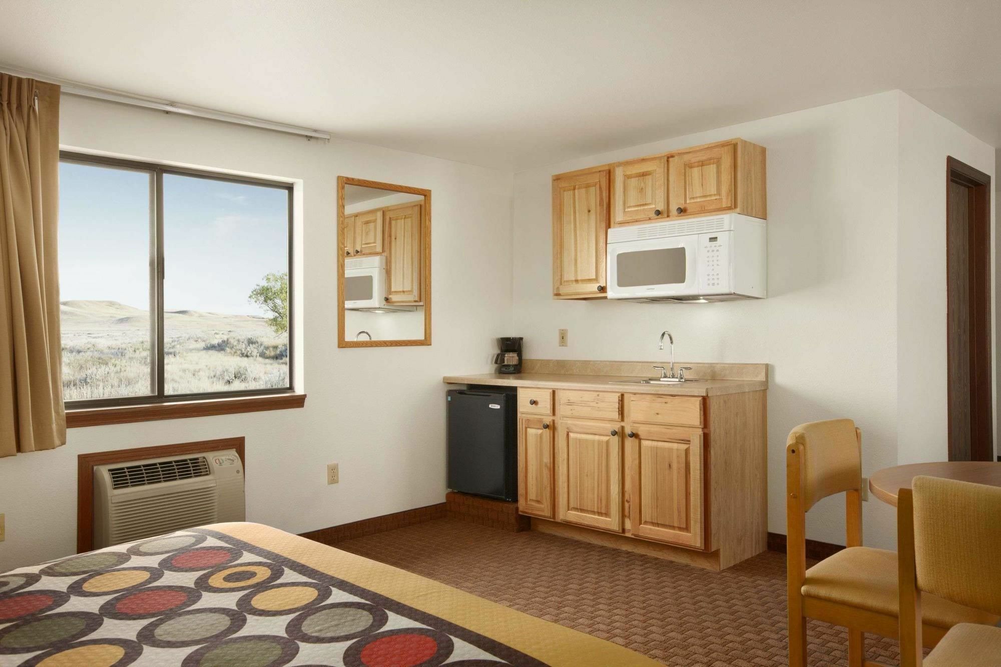 Super 8 By Wyndham Cody Hotel Bagian luar foto
