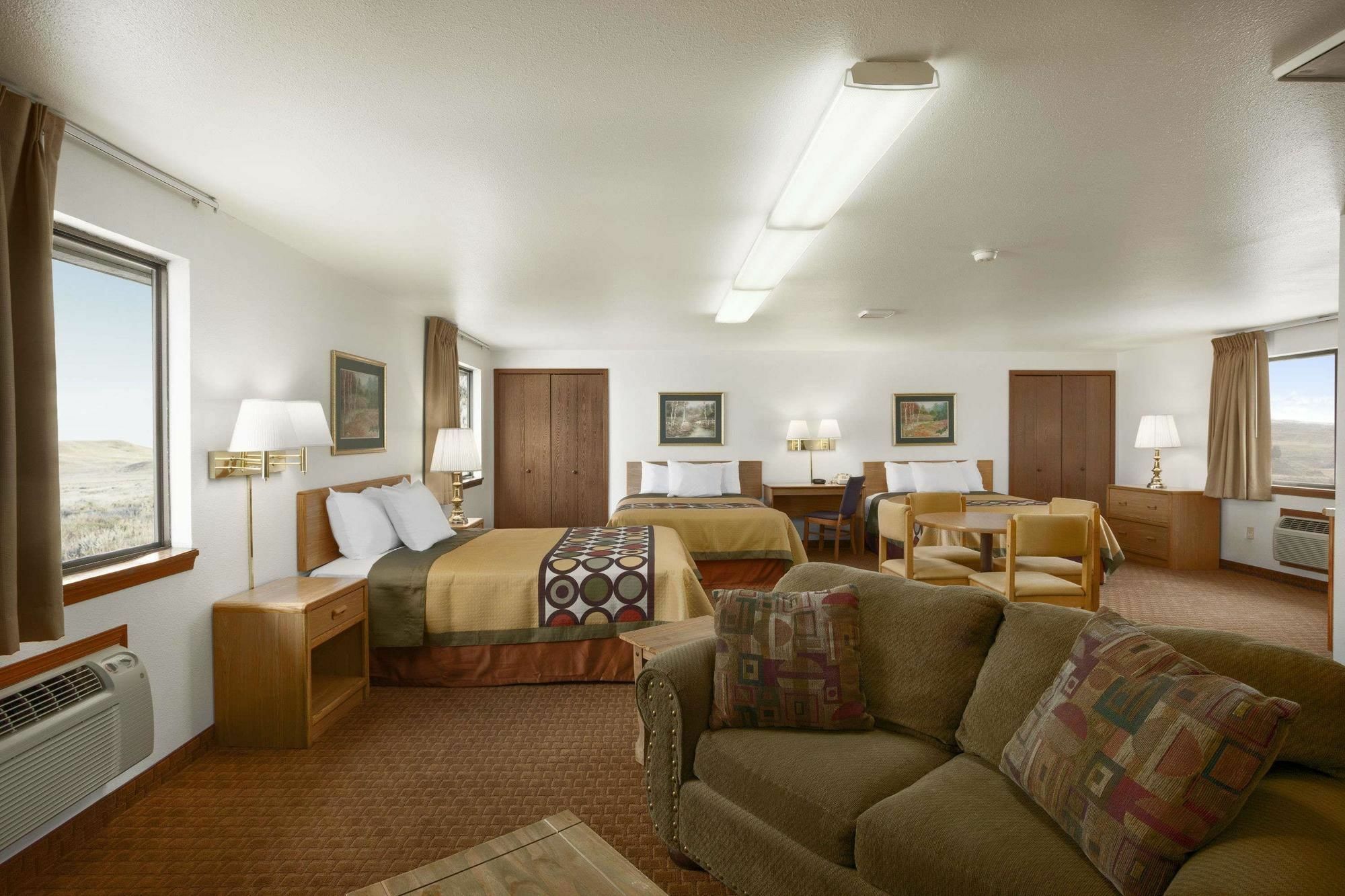 Super 8 By Wyndham Cody Hotel Bagian luar foto