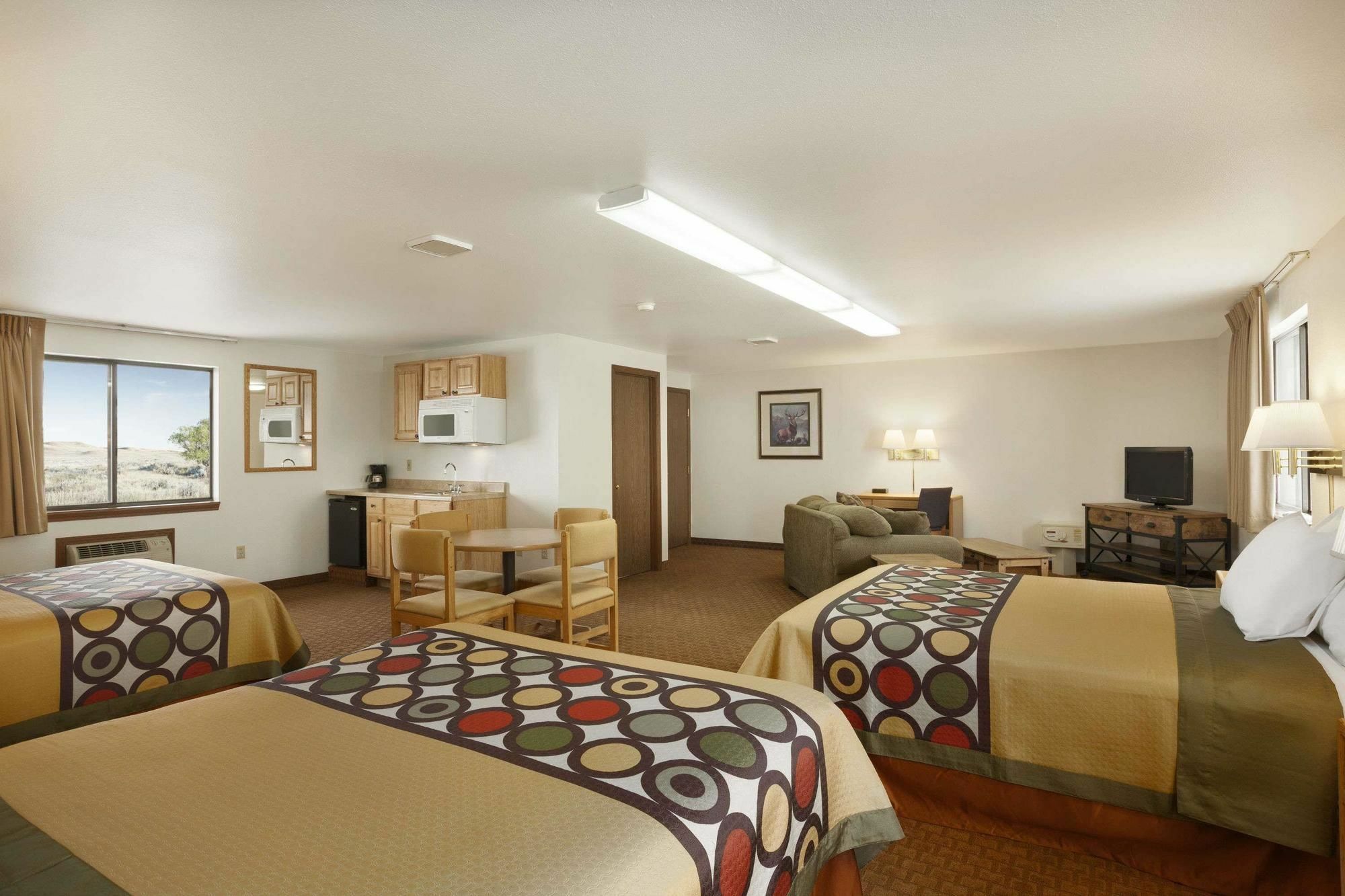 Super 8 By Wyndham Cody Hotel Bagian luar foto